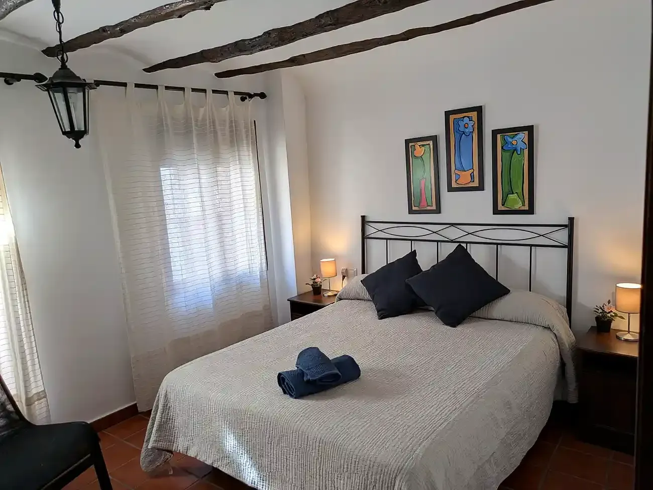 Acogedor dormitorio con una cama de matrimonio