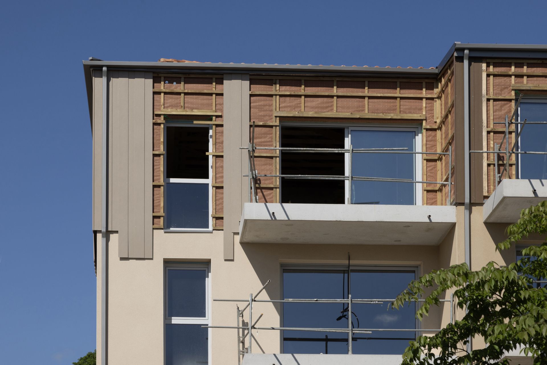 Pose de panneaux isolants sur une maison
