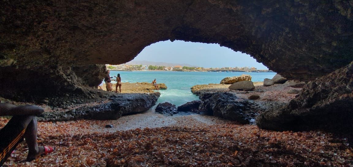 Um homem com uma mochila está parado ao lado de outro homem em uma trilha.