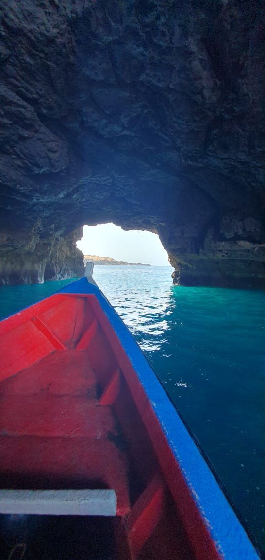 Um barco está passando por uma caverna no oceano