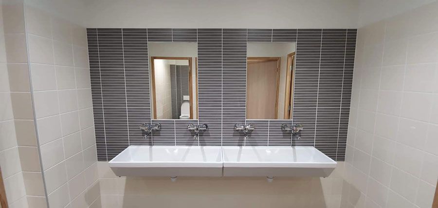 Plusieurs lavabos collés