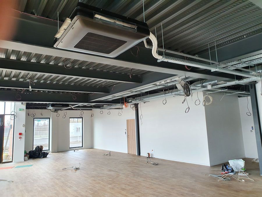 Système de ventilation dans une pièce avec du parquet au sol