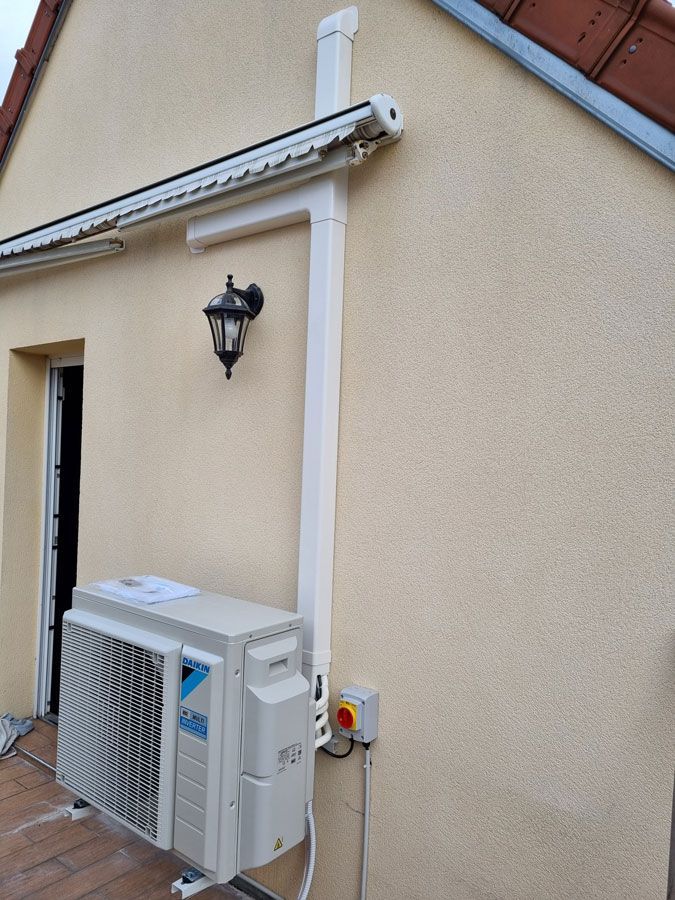 Pompe à chaleur Dalkin devant du crépi
