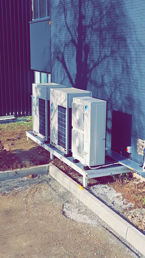 Trois climatisations à l’extérieur