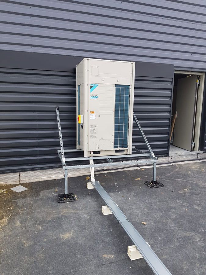 Climatisation professionnelle posée dehors à côté d’un bâtiment