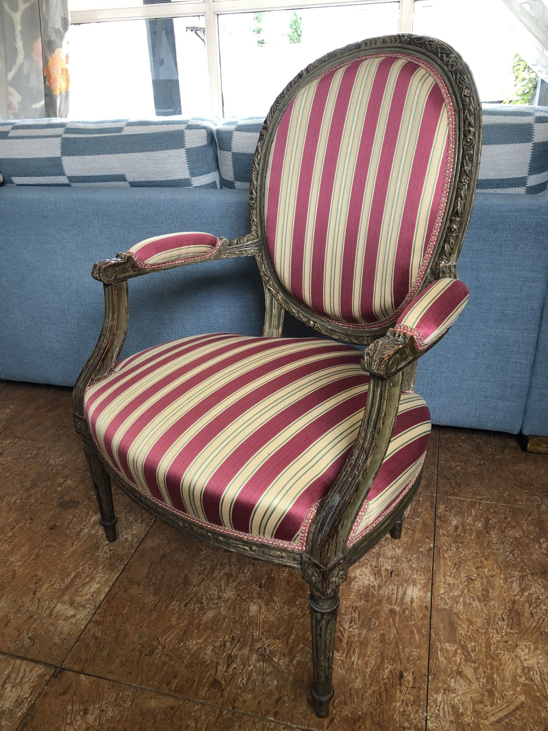 Fauteuil rayé rouge et blanc