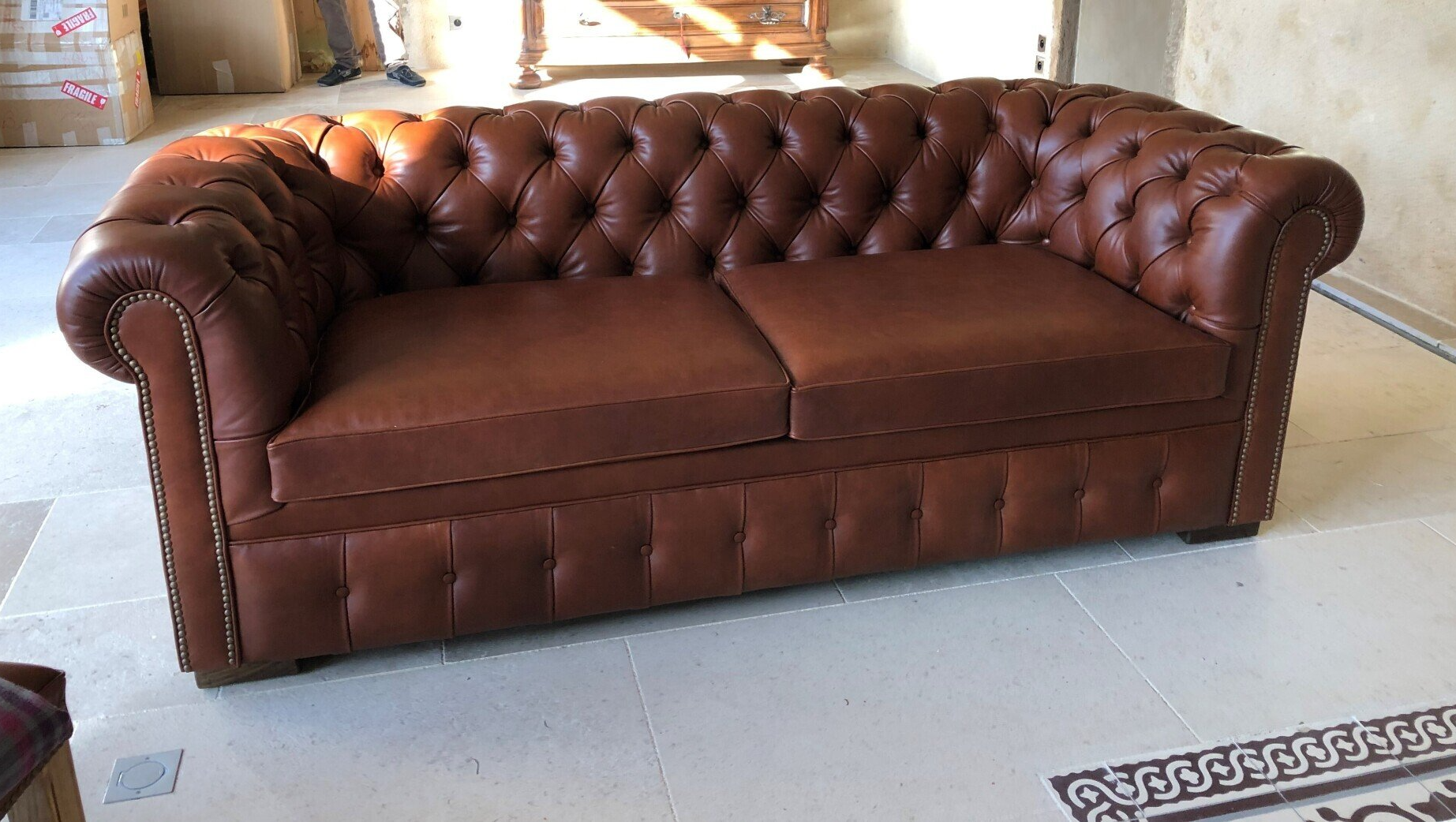 Canapé marron en cuir confortable