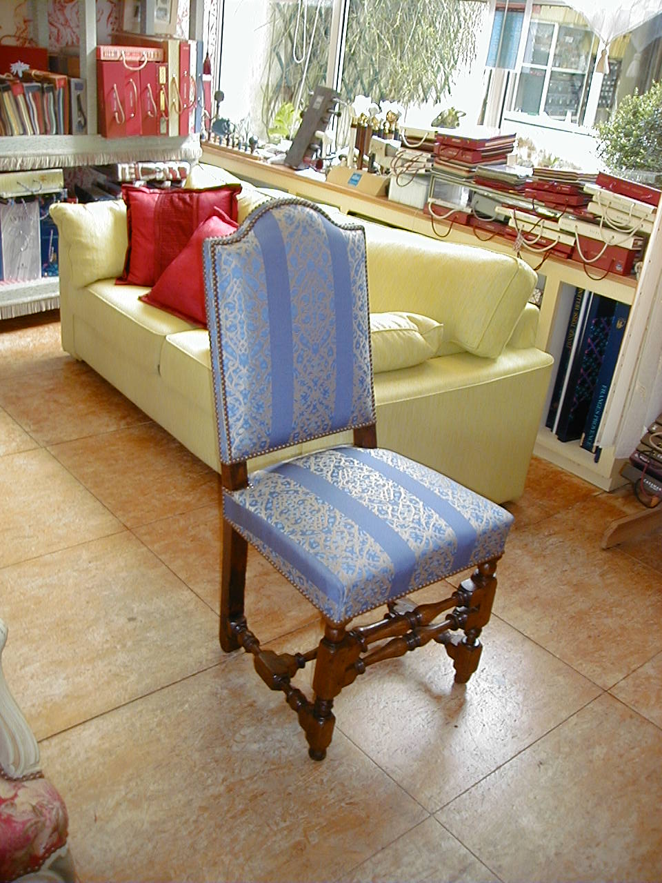 Chaise à motifs bleus