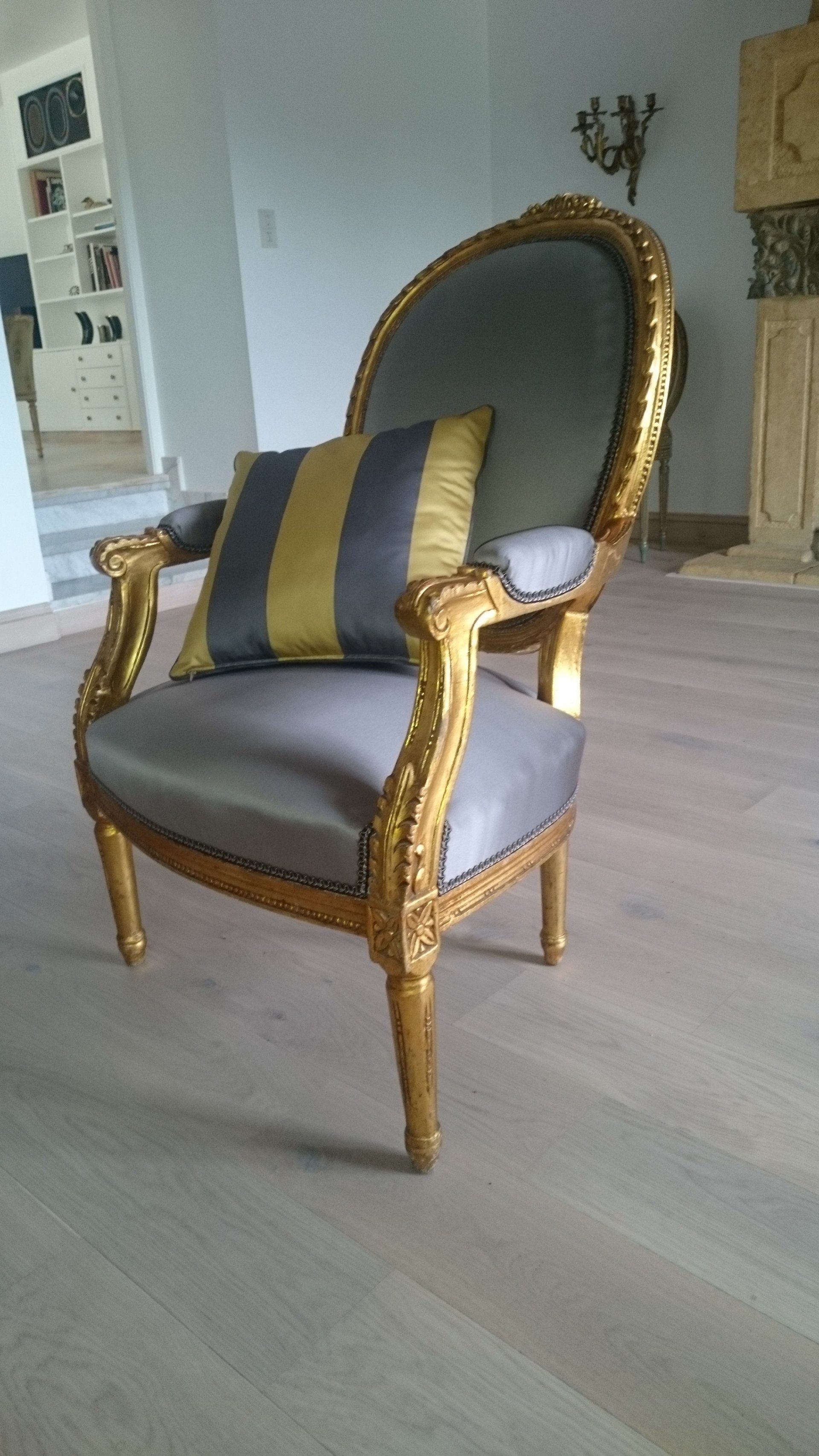 Fauteuil gris et or
