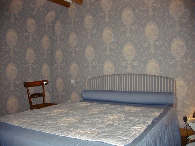 Lit bleu assorti au mur