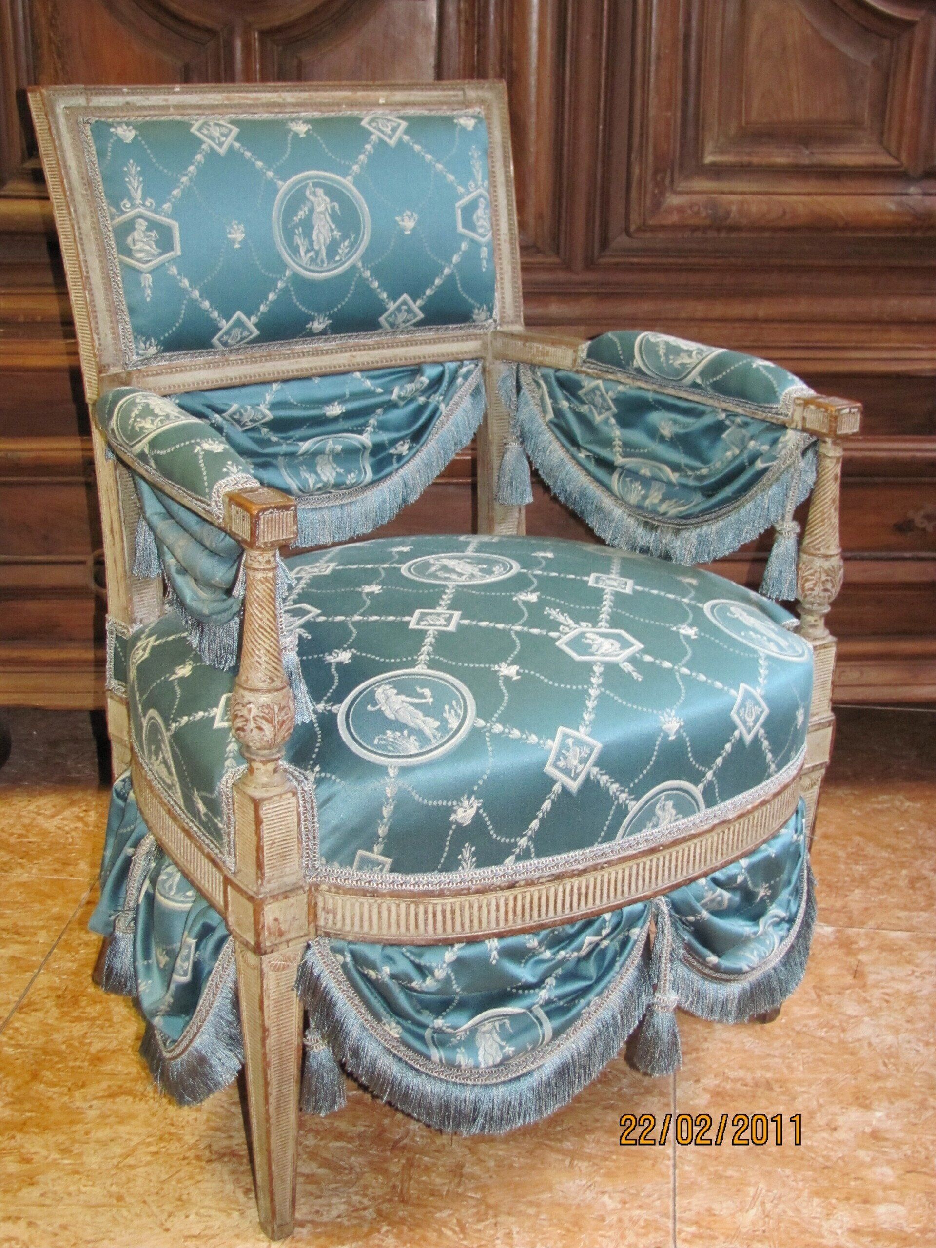 Fauteuil bleu vert drapé