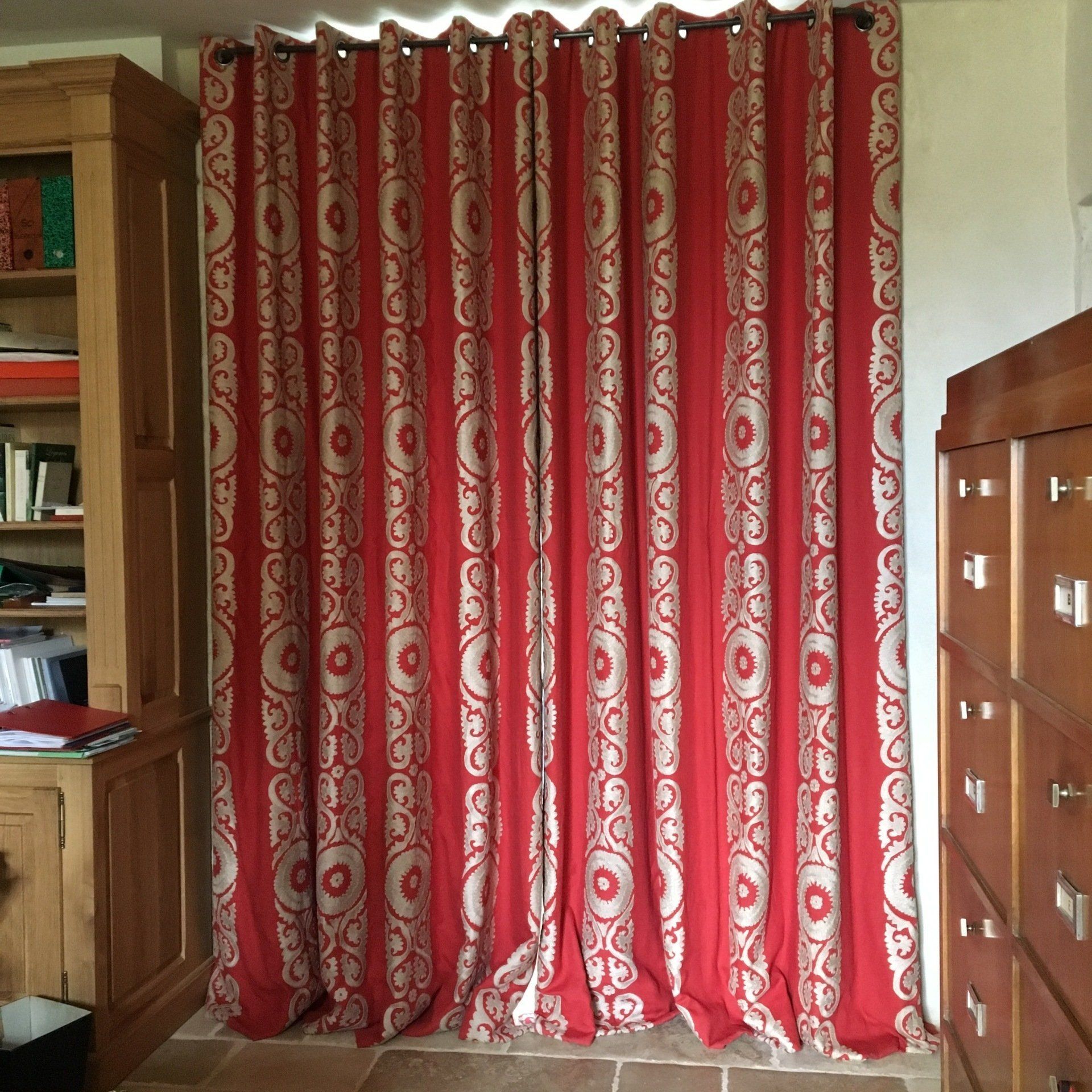 Rideau rouge et or en tissu