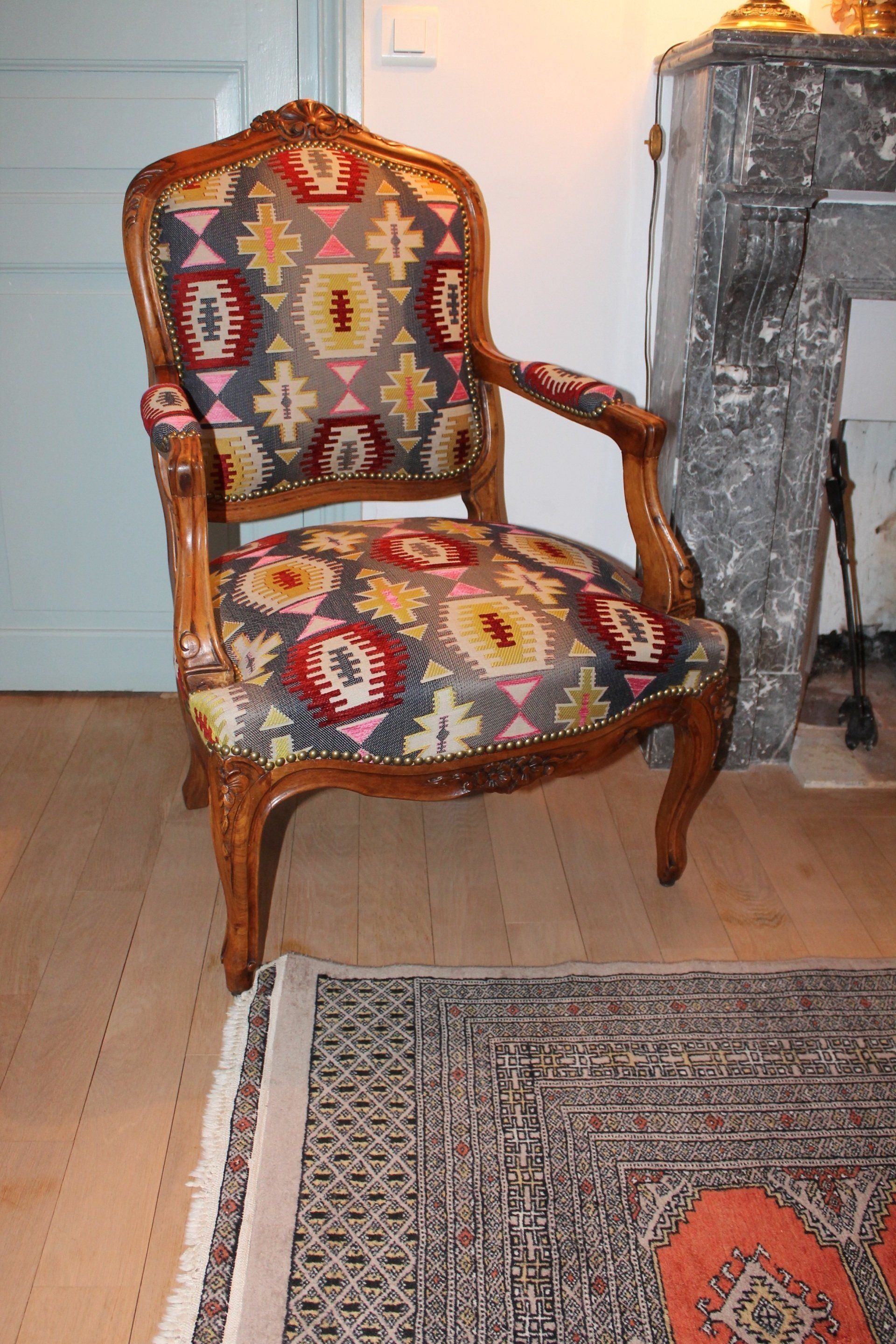 Fauteuil motif rouge et orangé