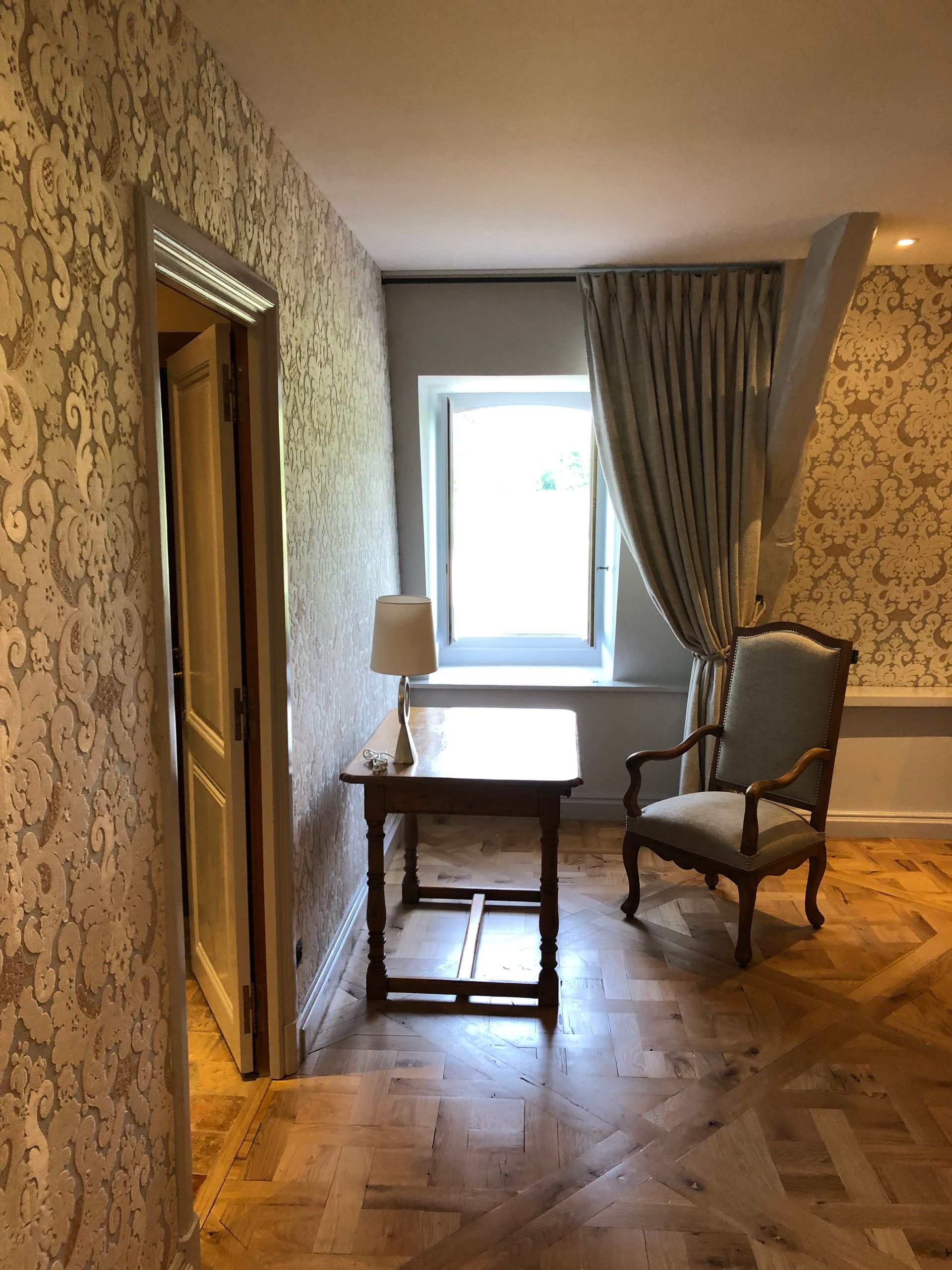 Chateau de la Treyne, chaise et rideaux