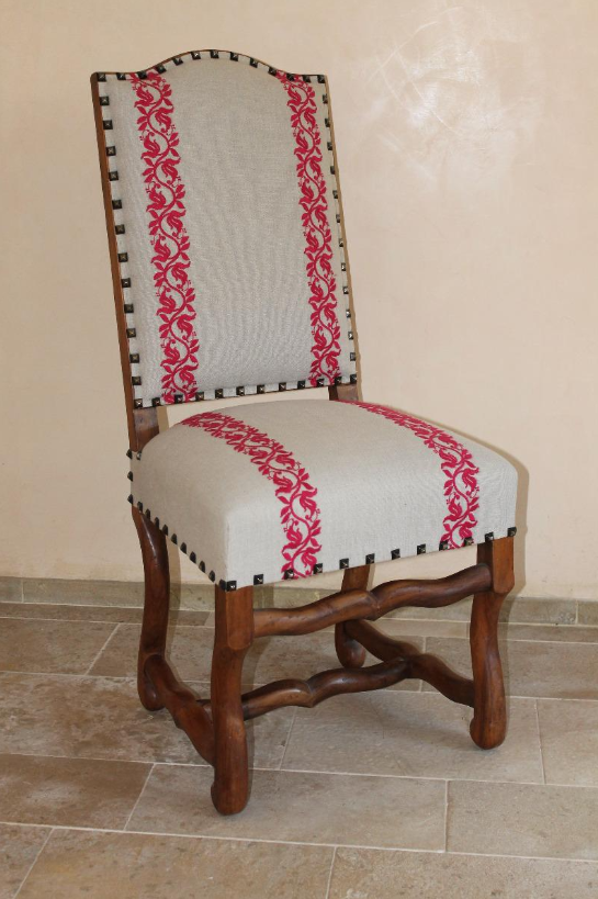 Chaise gris clair et motif rouge