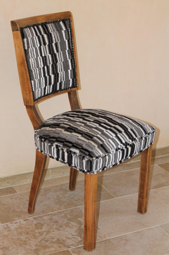 Chaise motif teinte de gris