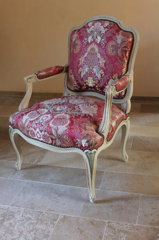 Siège en vente rouge avec tissu composition florale