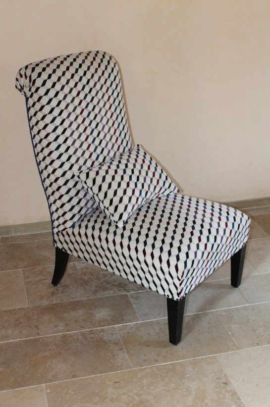 Siège en vente en tissu motif géométrique noir et blanc avec coussin