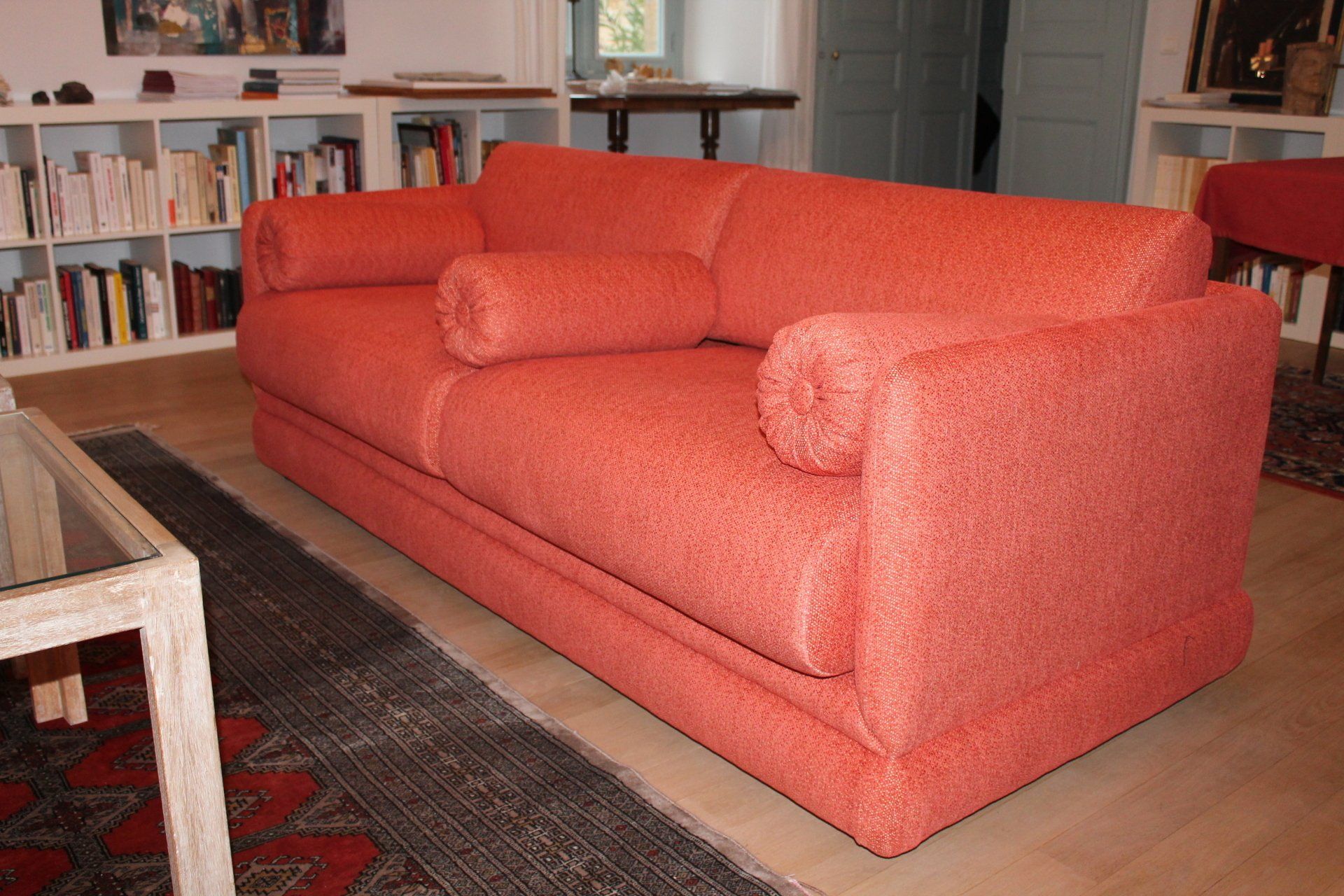 Canapé rouge corail