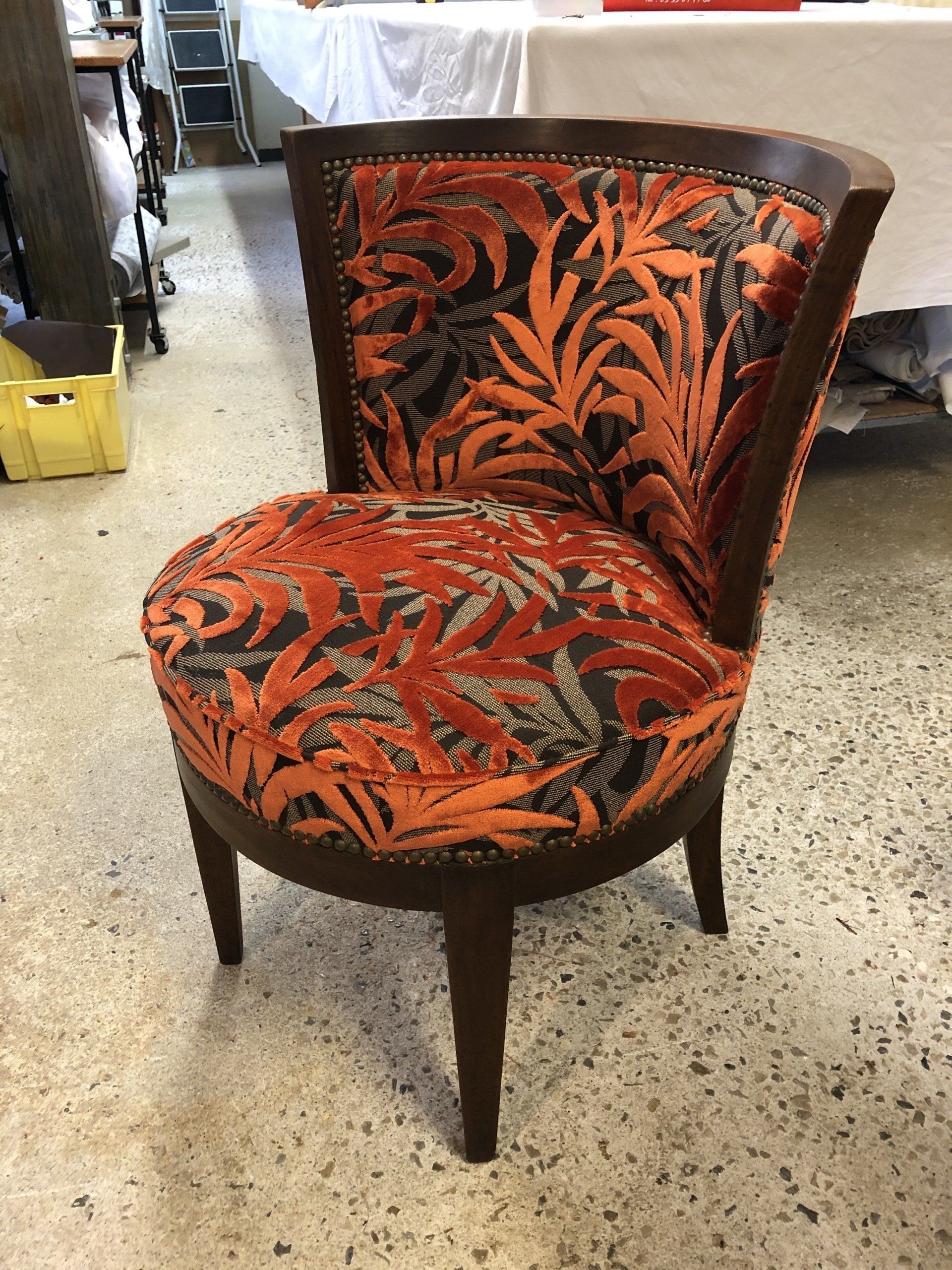 Chaise à motifs floraux orange