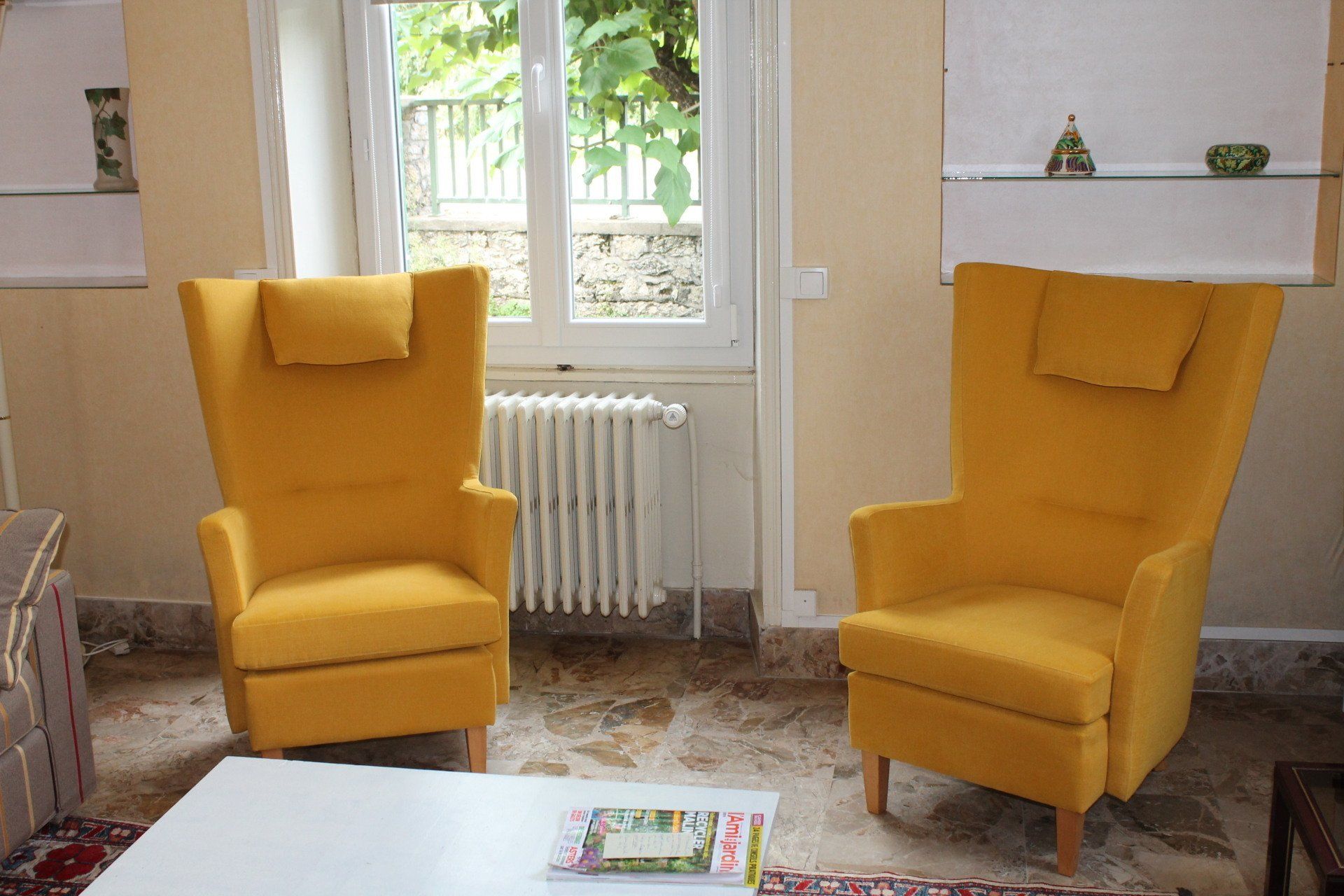 Fauteuils jaunes moutarde