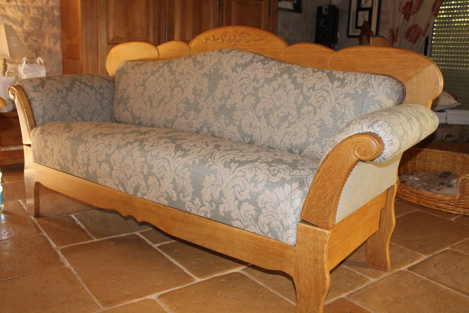 Canapé gris et doré