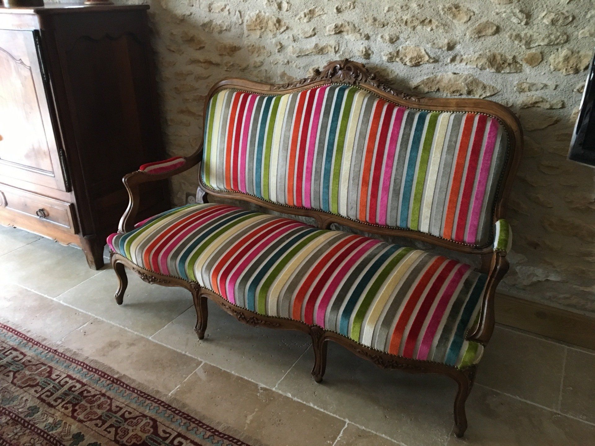 Canapé rayé multicolore