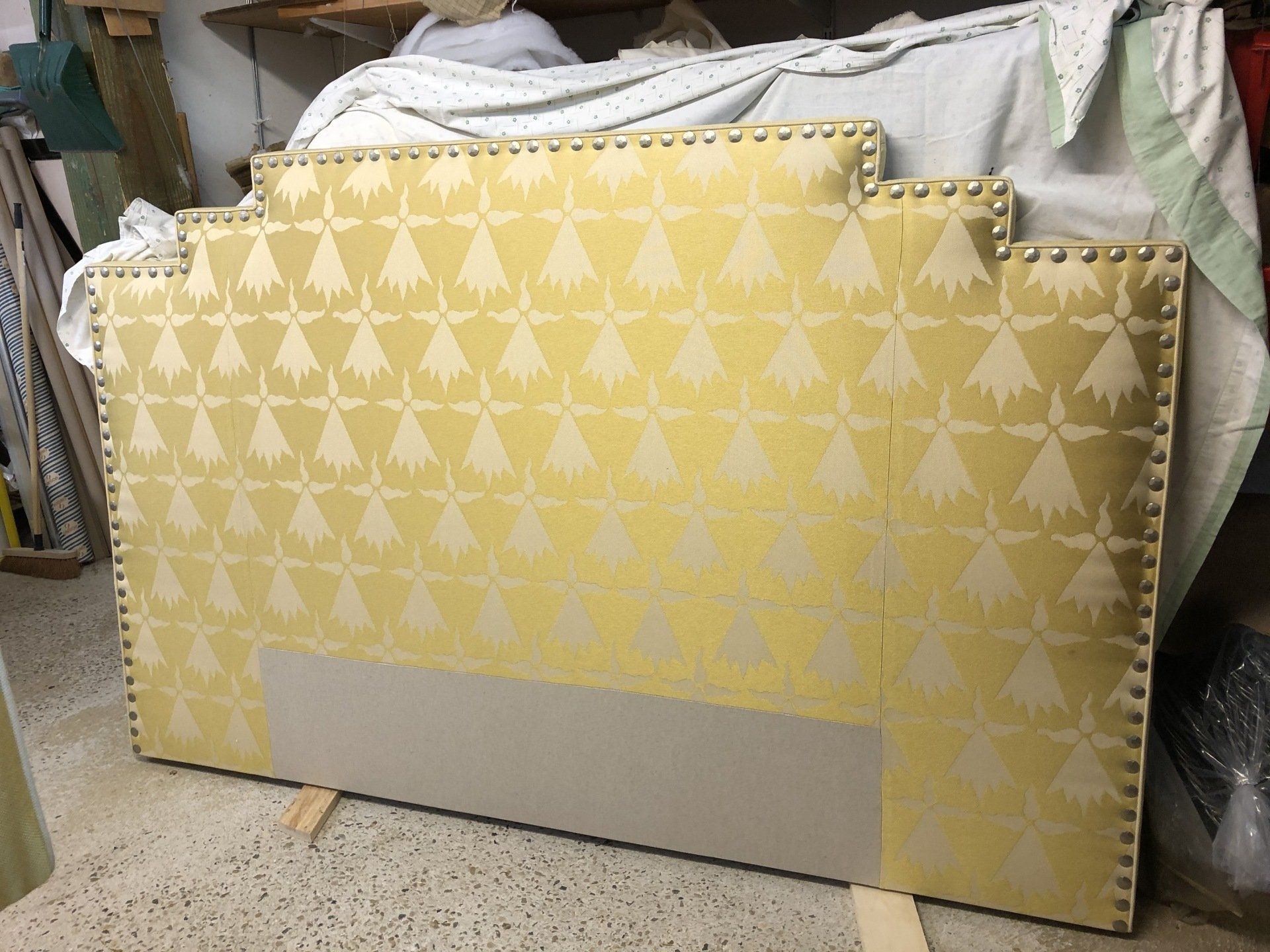 Tête de lit jaune or