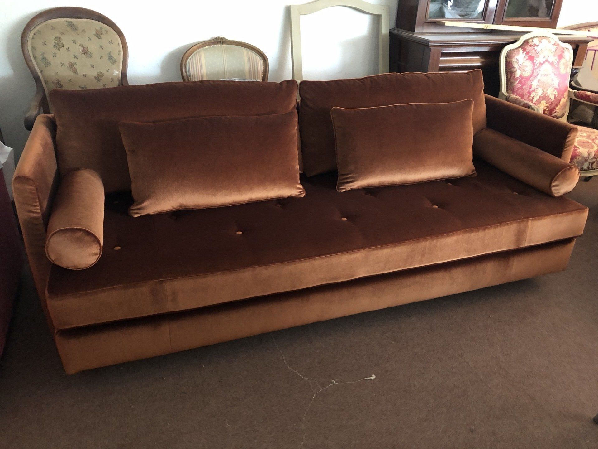 Canapé marron en velours