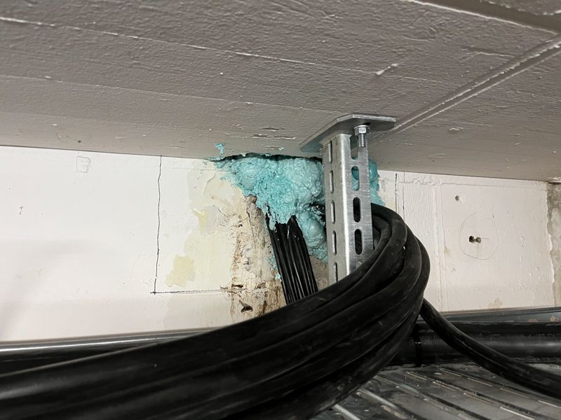 Ein Haufen Kabel hängt von der Decke.