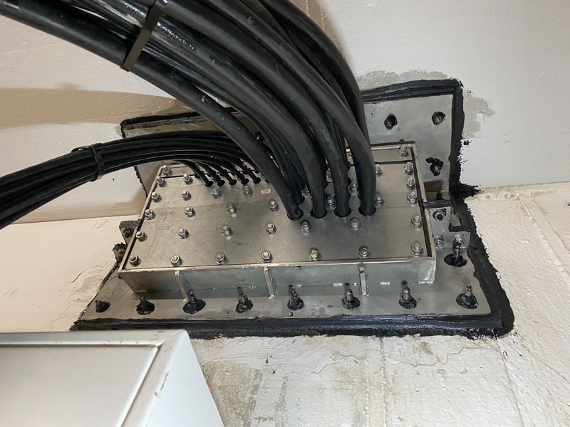 Ein Bündel Drähte ist mit einer Metallplatte verbunden