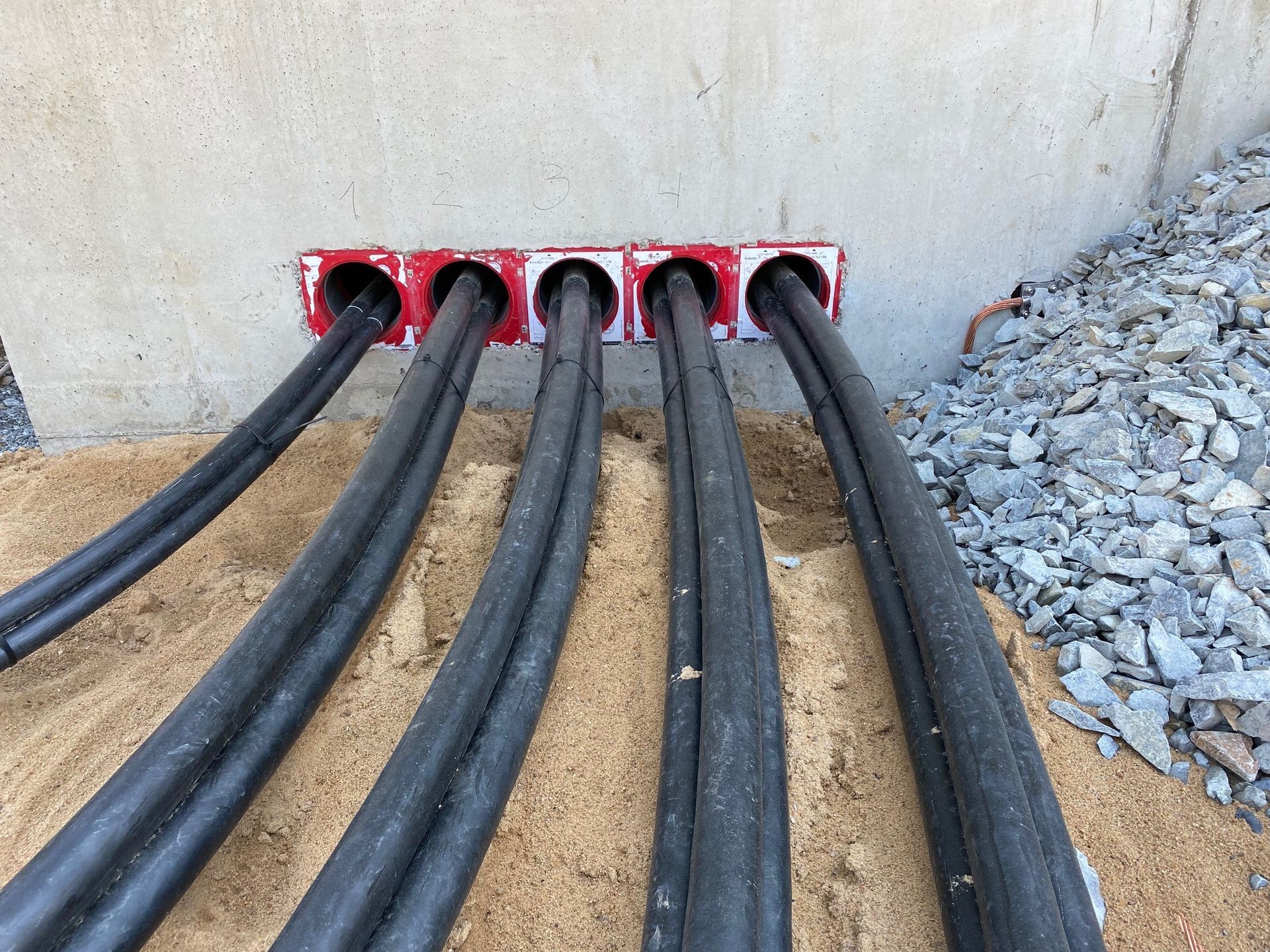 Ein Bündel elektrischer Leitungen ist mit einer Wand verbunden