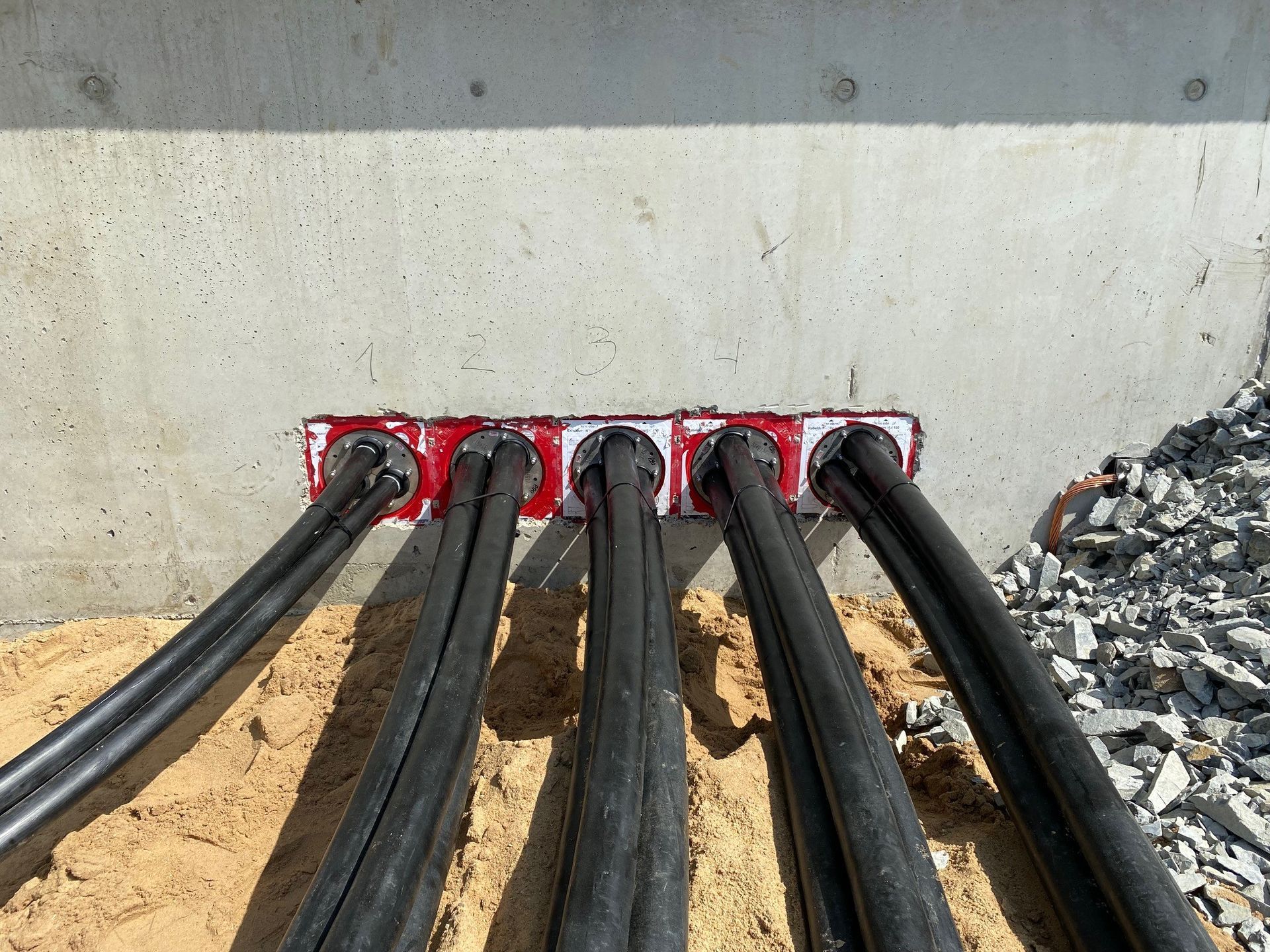 Ein Bündel elektrischer Leitungen ist mit einer Wand verbunden