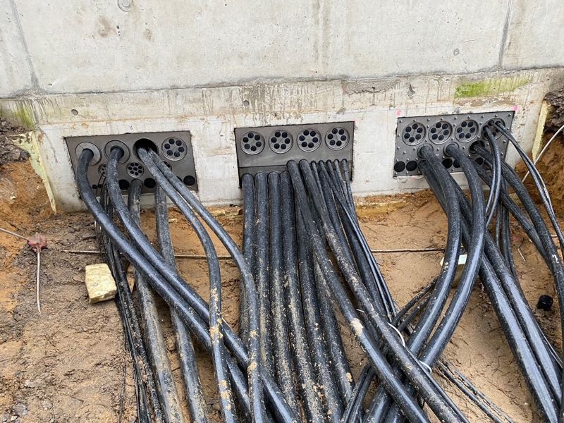 Ein Haufen Stromkabel liegt auf dem Boden.