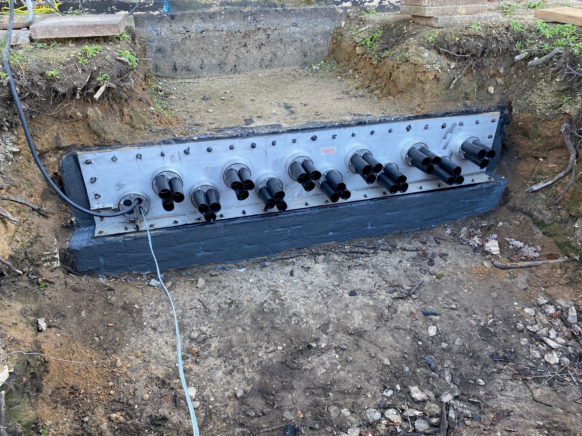 Ein großes Stück Metall liegt im Dreck.