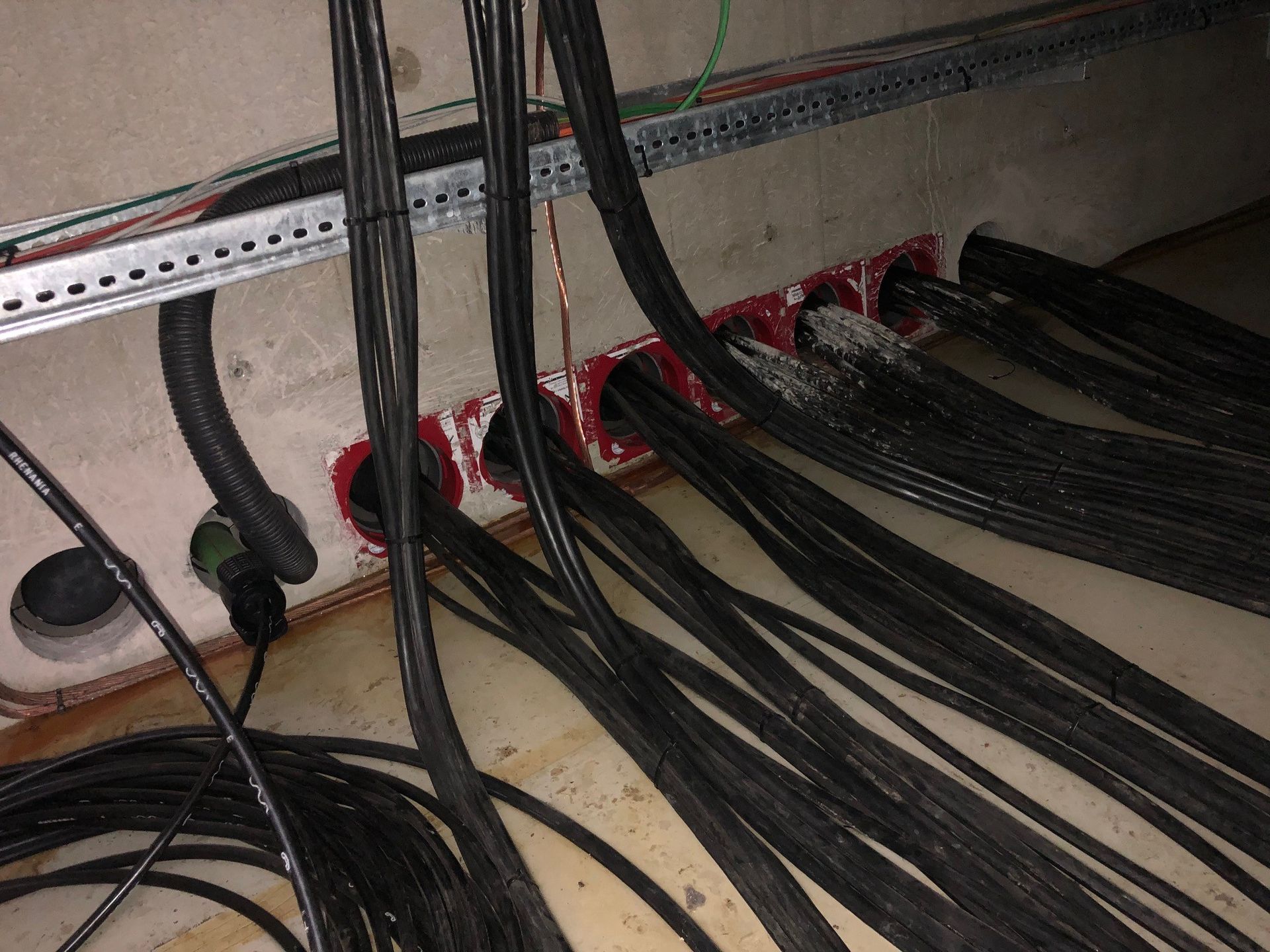 Ein Bündel Drähte liegt auf dem Boden