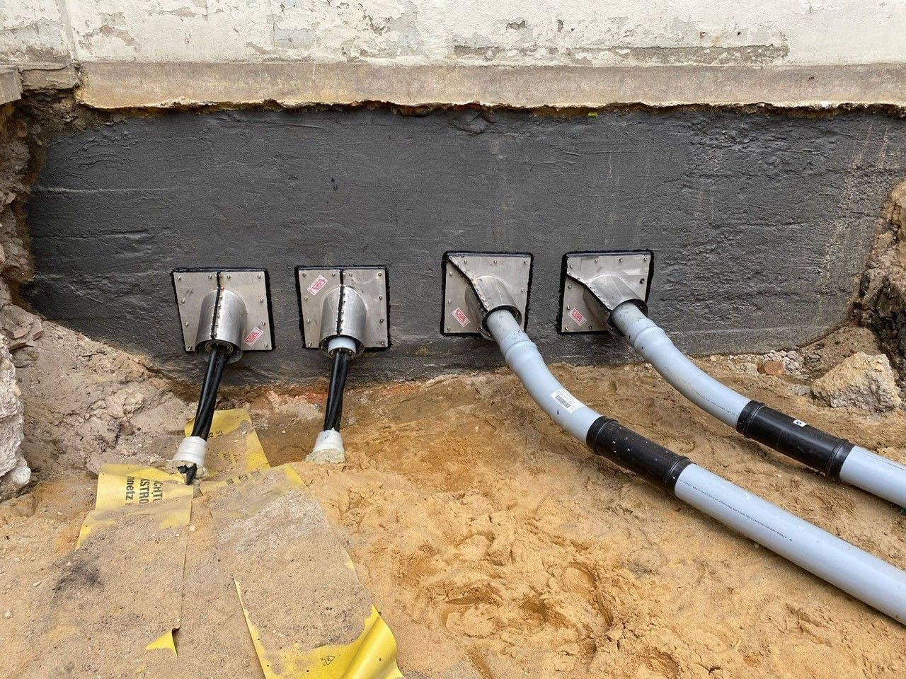 Ein Bündel Drähte kommt aus einem Loch im Boden.