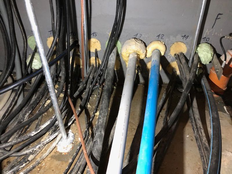 Ein Bündel Drähte ist mit einer Wand verbunden.