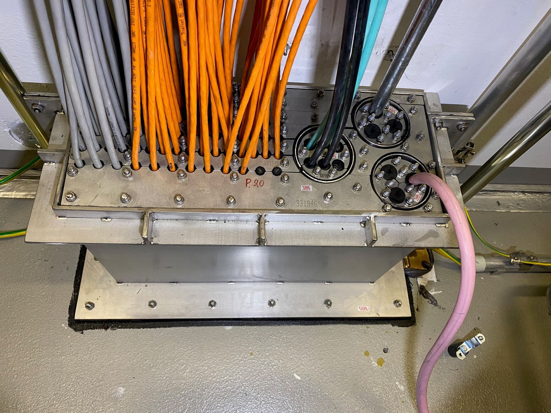 Ein Bündel Drähte ist mit einer Metallbox verbunden