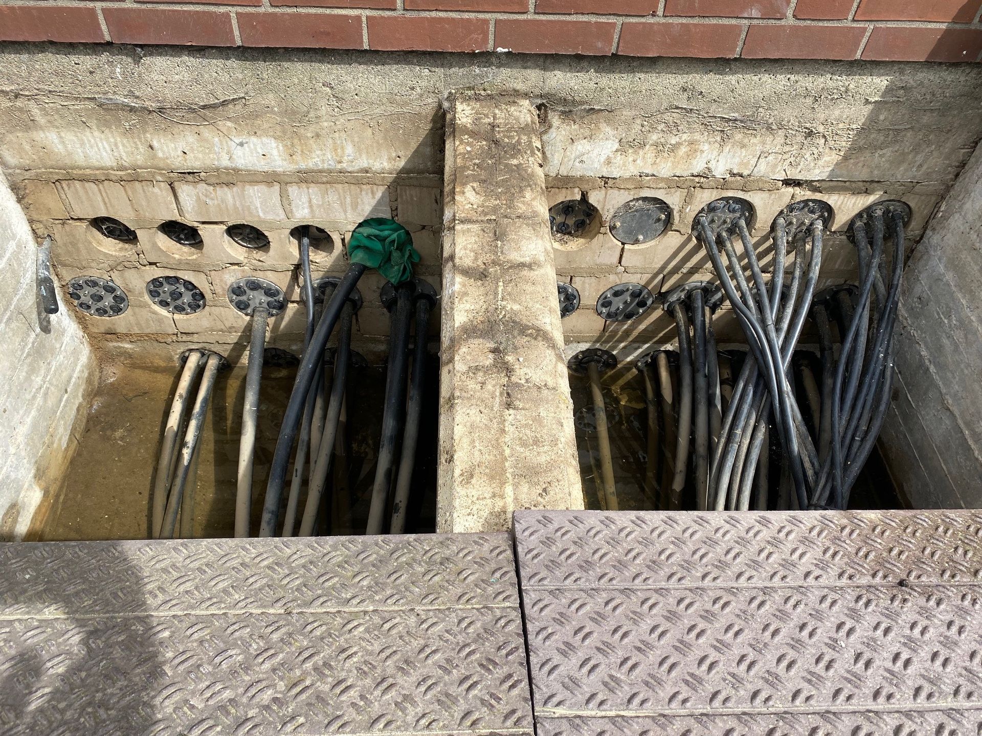 Ein Bündel Drähte kommt aus einem Loch im Boden.