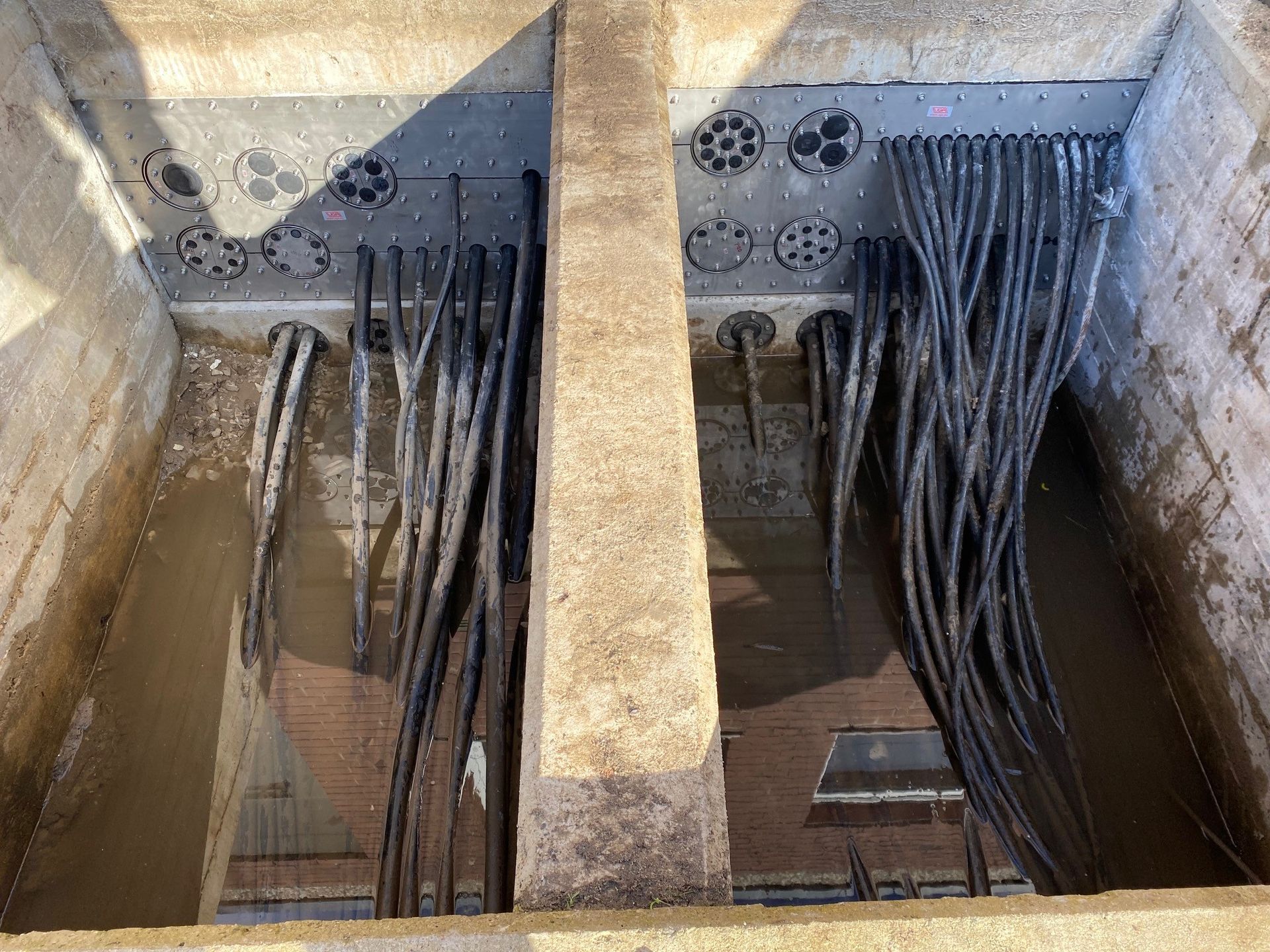 Ein Bündel Drähte befindet sich in einem Betonkasten