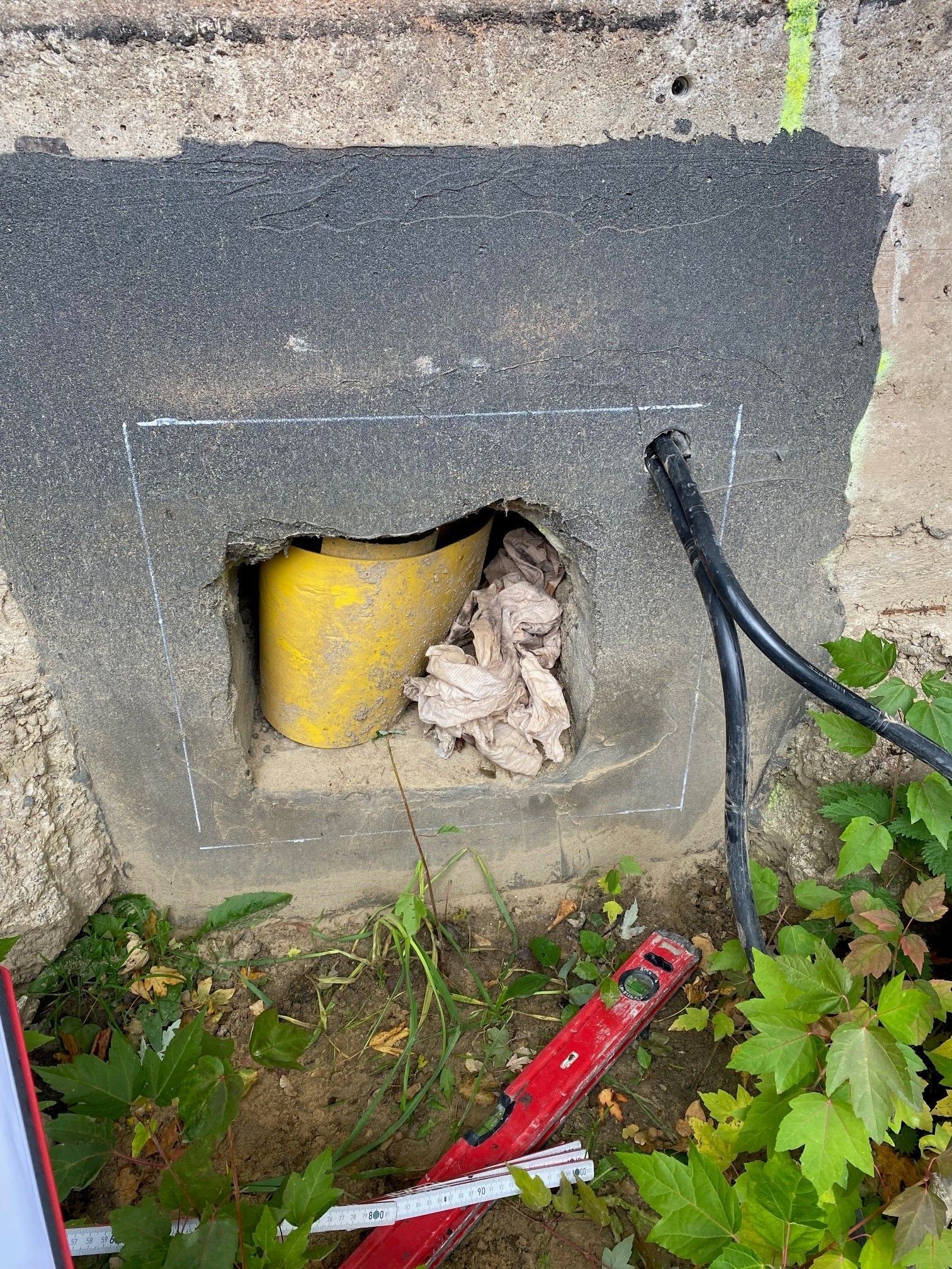 In der Wand ist ein Loch mit einem gelben Gegenstand darin.