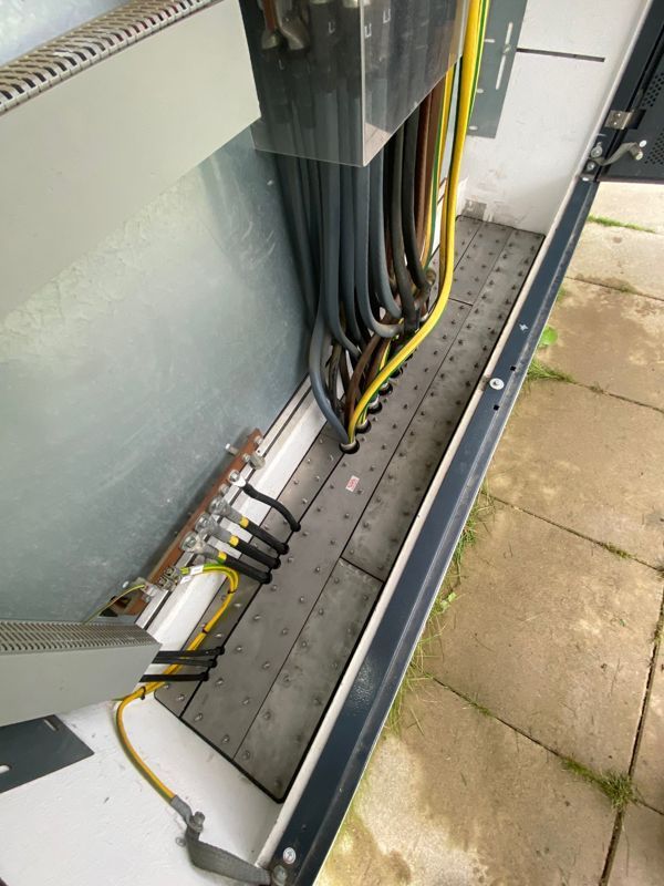 Ein Bündel Drähte ist mit einem Schaltkasten verbunden.