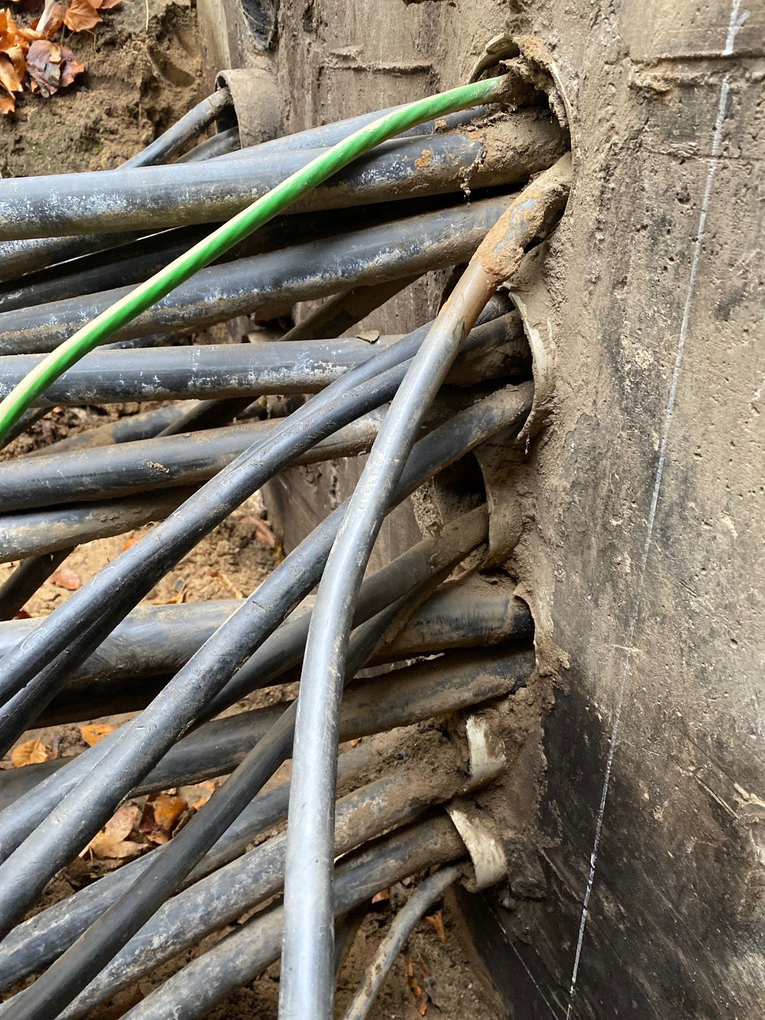 Ein Haufen Stromkabel liegt auf dem Boden.