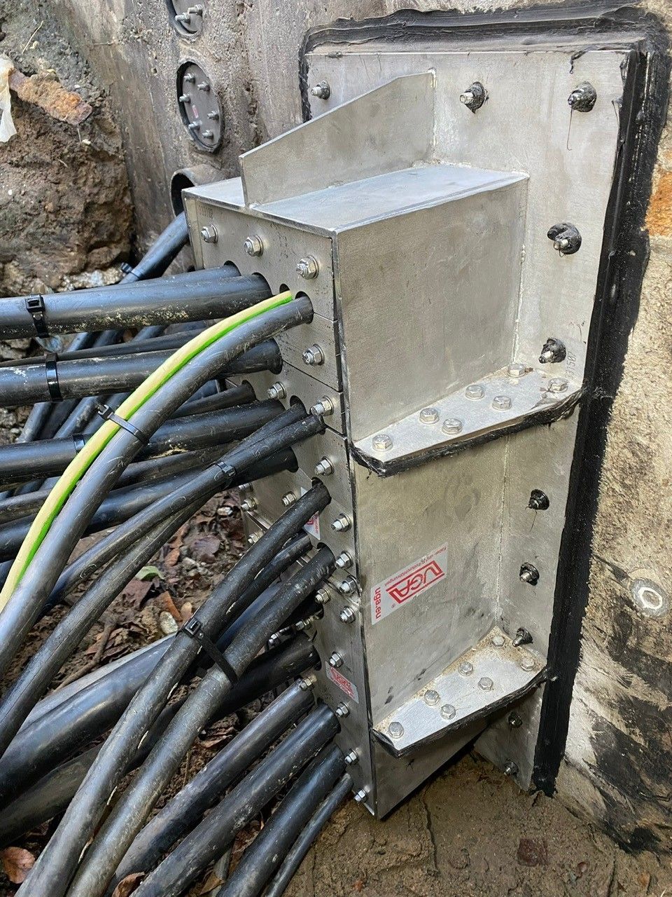 Ein Bündel Drähte ist mit einer Metallstruktur verbunden.