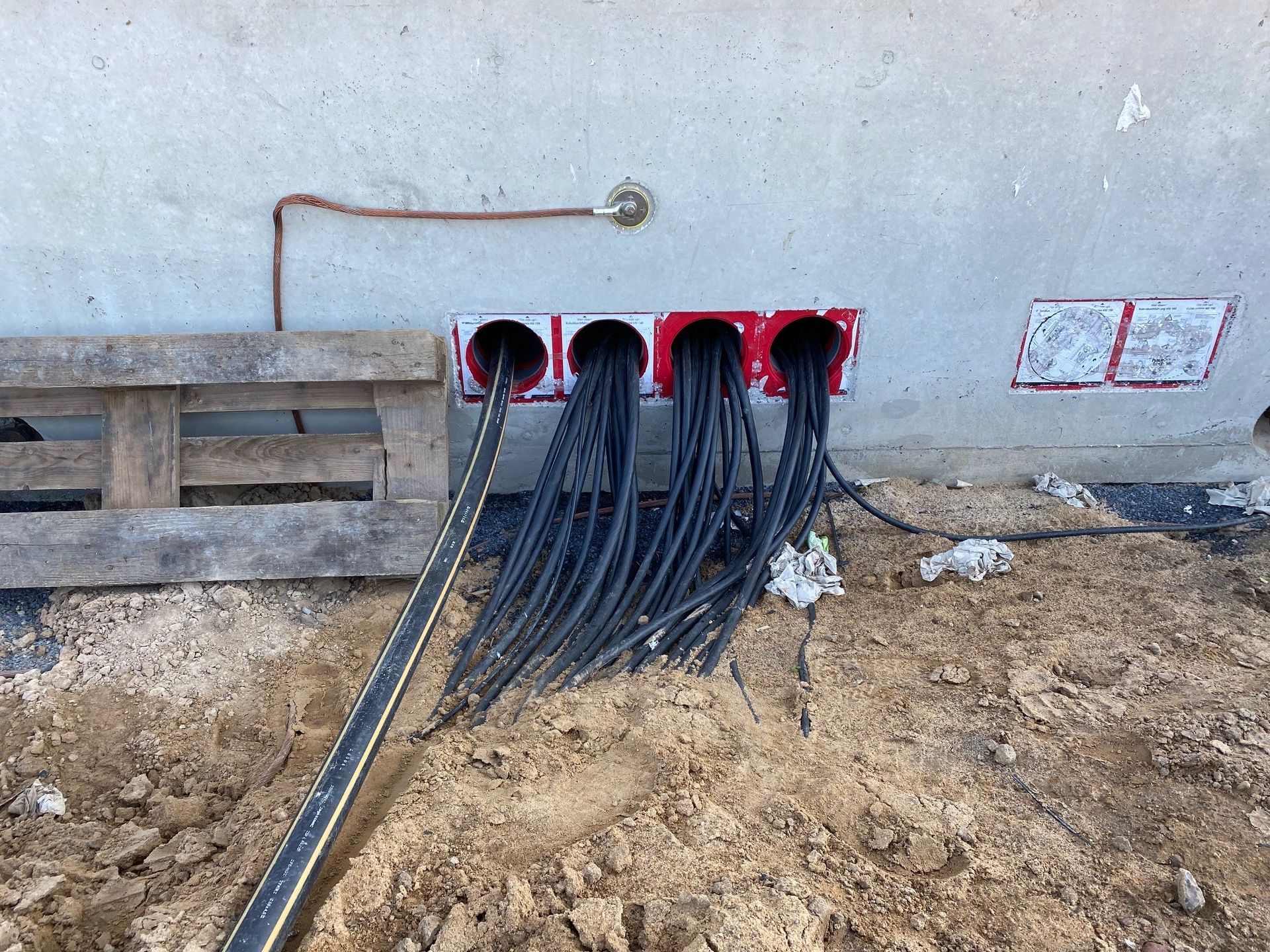 Ein Bündel Kabel ist in eine Wand gesteckt.