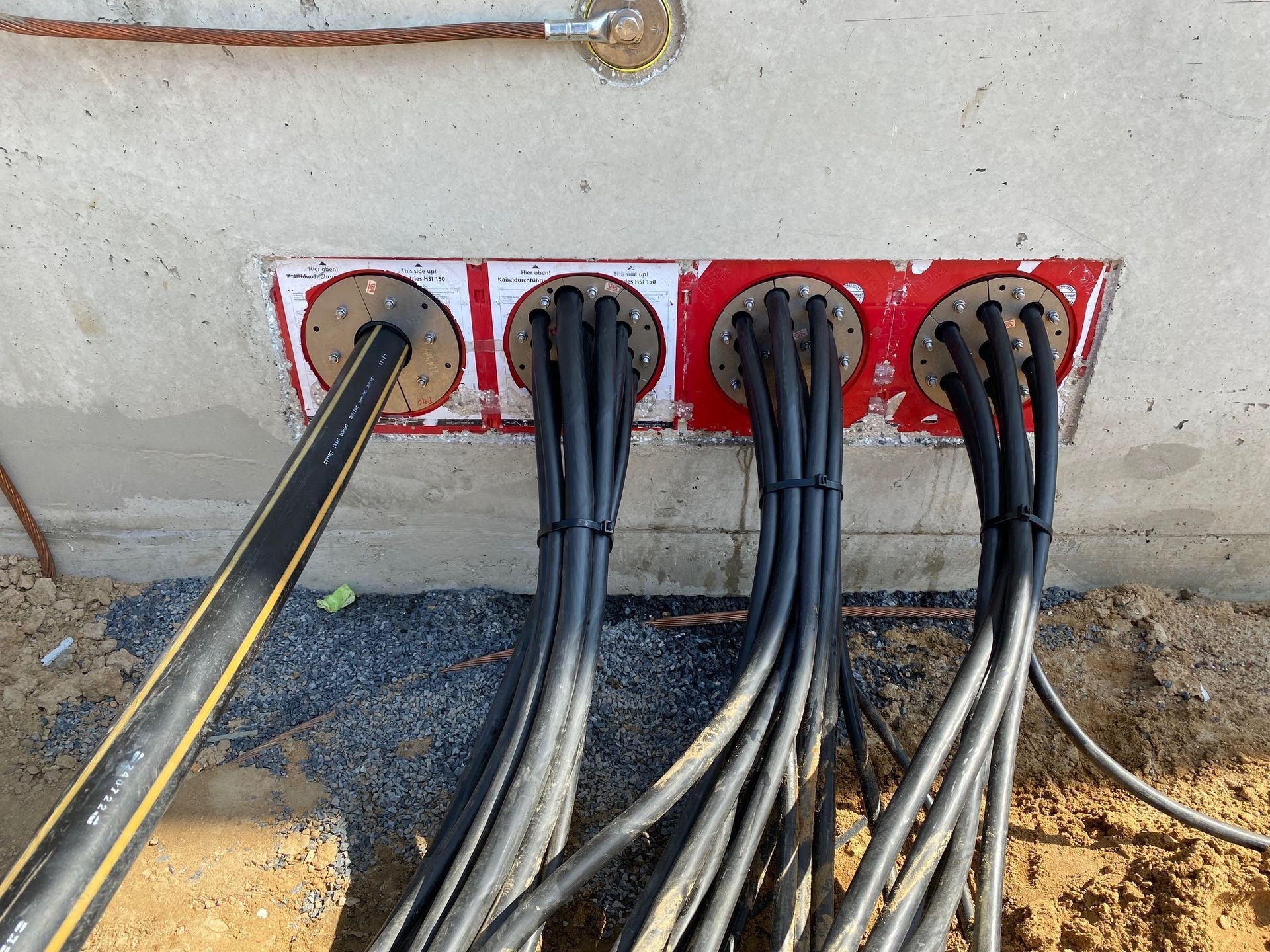 Ein Bündel Drähte sind mit einer Wand verbunden