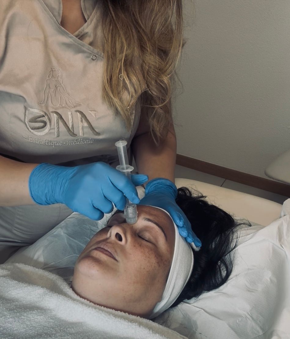 le visage d'une femme qui émerge de l'eau entouré de pétales de roses rouges