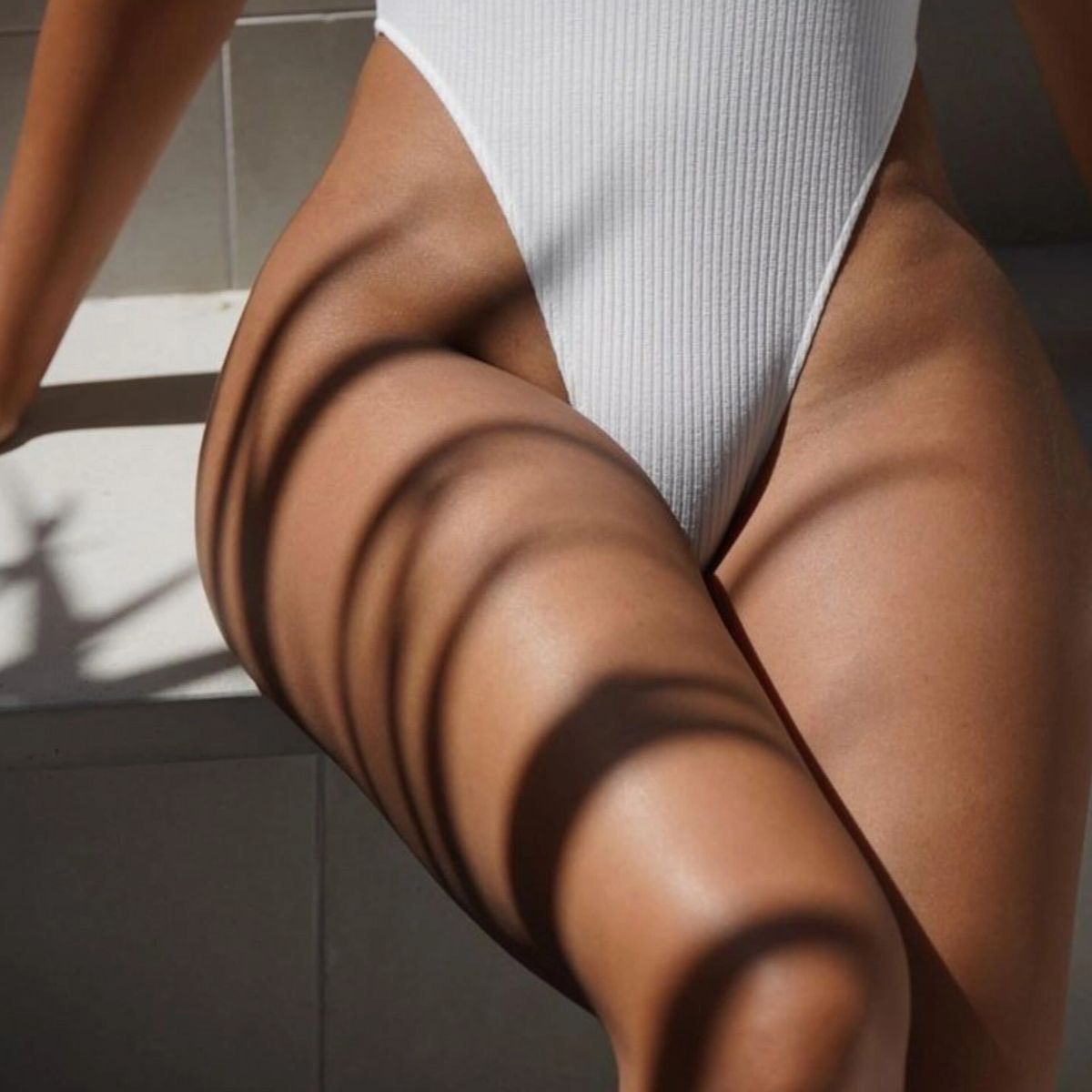 des jambes de femmes croisées