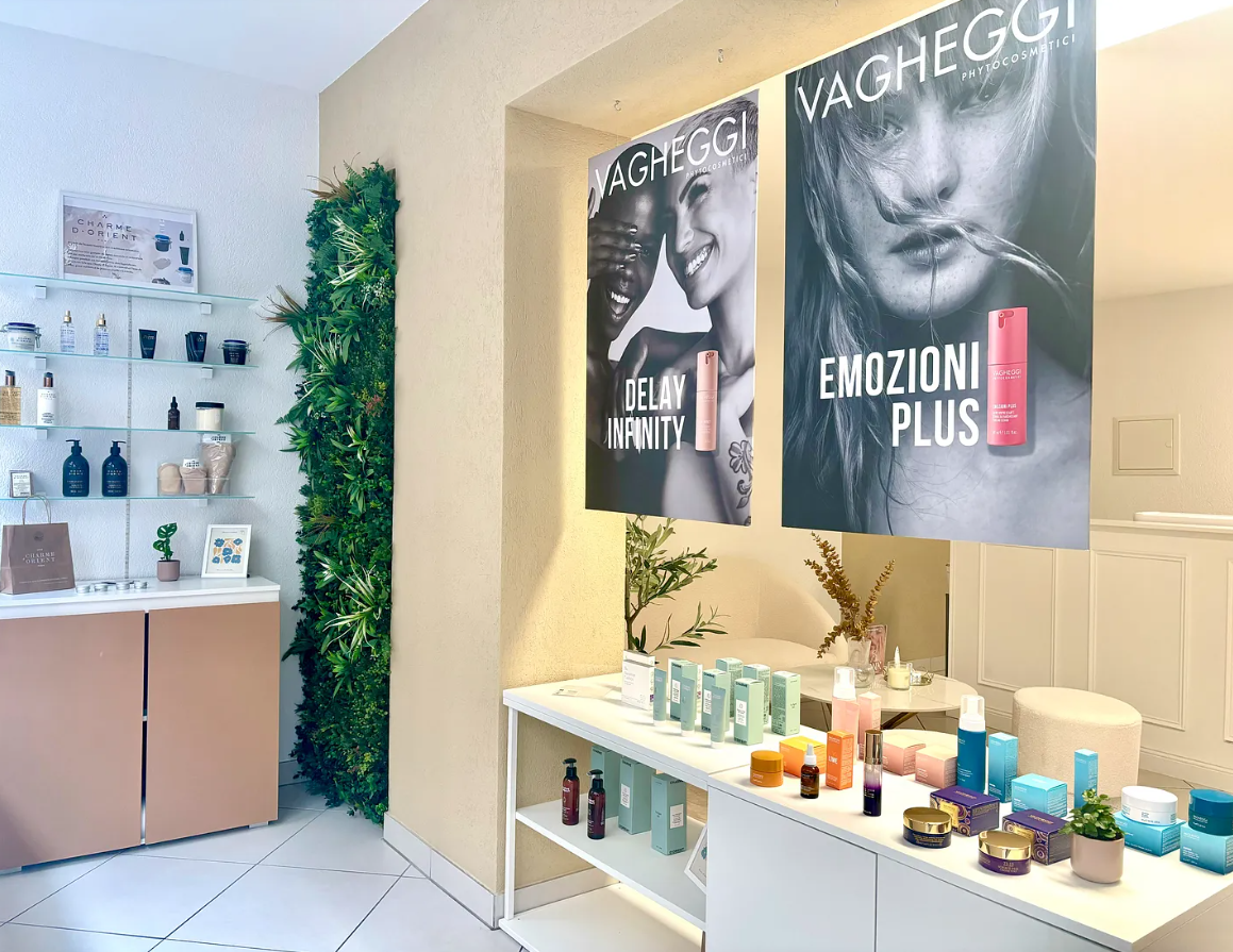 Intérieur d'un magasin de cosmétiques avec des étagères de produits, des publicités et un jardin vertical.